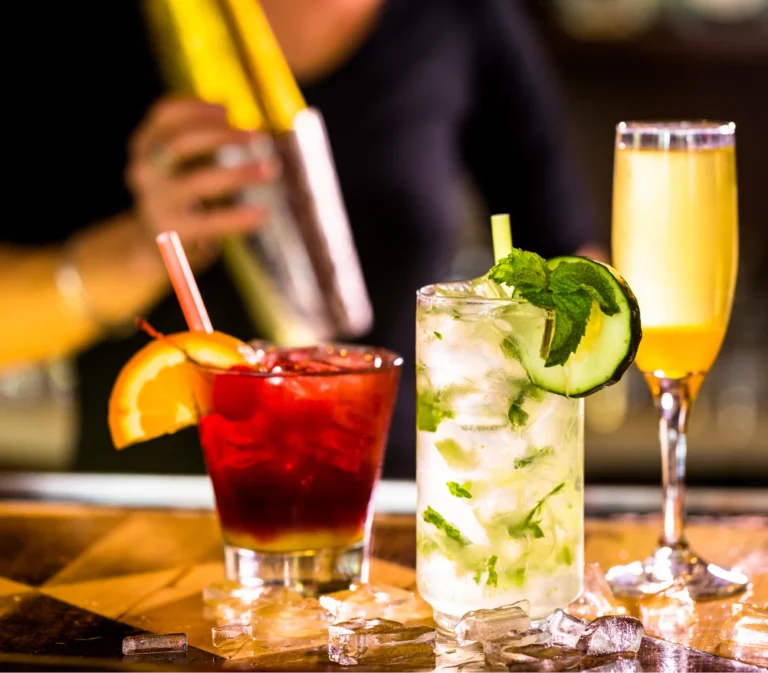 coctel-colorido-encima-barra-restaurante-italiano copia